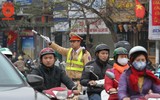 Hơn 300 cảnh sát lập hàng rào sống phân làn giao thông tại lễ cầu an chùa Phúc Khánh